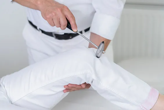 Untersuchung des gesamten Bewegungsapparates | OA Dr. Philipp Jax